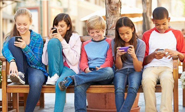 niños y adolescentes con móviles y redes sociales